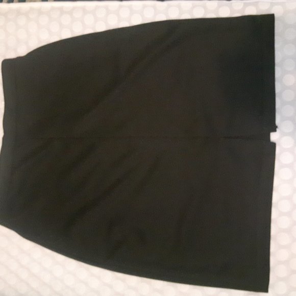 Small above knee fitted black skirt - Picture 3 of 3